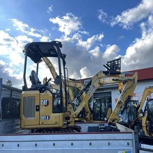 Mini-excavatrice sur chenilles d'occasion CAT 301.8 avec moteur PLC, équipement de construction durable pour une utilisation quotidienne intensive - Product Image 1