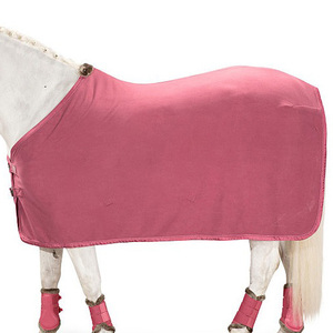 Manta para caballo de color liso con forro polar Ripstop, relleno de lana Oxford, herrajes de acero inoxidable, doble cierre en el pecho y cola alta y amplia. - Product Image 5