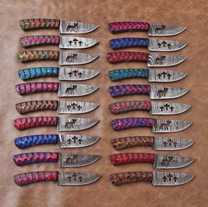 Cuchillo Bowie OEM personalizado de Damasco con punta caída, hoja fija hecha a mano, mango de madera coloreada, funda de cuero, 6 pulgadas, grado industrial - Product Image 1