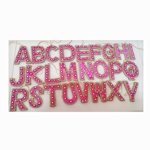 Charme de Noël en mouton laineux fabriqué à la main avec signe du Pays de Galles broderie de visage détaillée bordure dorée élégante parfaite pour les vacances - Product Image 4