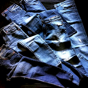Lot de stock excédentaire d'articles annulés – Jeans en denim délavé coloré pour hommes, coupes régulières, style moto, marques variées, prêts à être expédiés - Product Image 2