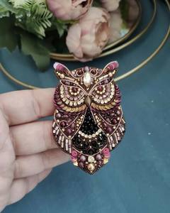 Broche artisanale exclusive brodée de perles pour les passionnés de mode et les cadeaux – Broderie artistique perlée - Product Image 1