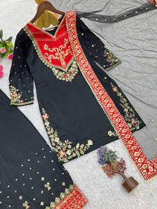 Traje Salwar de Algodón Negro de Lujo con Contraste Rojo y Bordado Pesado de Zari Dorado, Kurti Corto con Pecho Plisado y Pantalón Patiala Ancho para Fiesta de Verano - Product Image 3