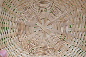 Panier rond en osier naturel fait main, bol de service rustique pour la cuisine, le stockage des aliments, des fruits, du pain et des collations - Product Image 6