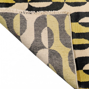 Alfombra de Lana con Patrón de Cadena en Amarillo Mostaza, Carbón y Marfil, Alfombra Moderna de Diseño Geométrico con Flecos, Ecológica, Antideslizante y Hecha a Mano - Product Image 5