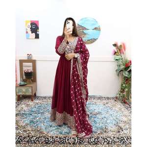 NOUVELLE ARRIVÉE Robe de soirée en Georgette brodée avec travail de séquence et dupatta, couleur bordeaux - Product Image 1