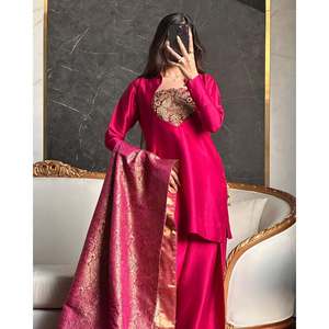 Vêtements et accessoires musulmans traditionnels de créateur-Top de fête avec Farshi Salwar et Dupatta - Product Image 4
