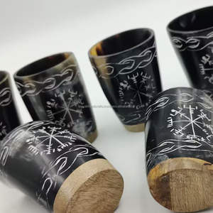 Vasos de chupito de cuerno de buey grabados a mano blancos únicos hechos por Tayyab Handicraft - Product Image 3