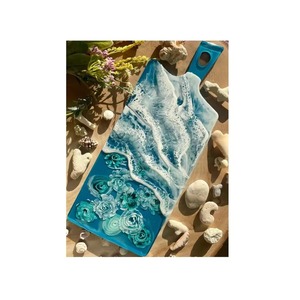 Planche à découper rectangulaire en bois et résine, tendance du moment, avec incrustation verte et poignée à bord doré, design antidérapant - Product Image 4
