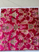 Tissu brodé floral rose, tissage textile à motif floral, tissu décoratif pour vêtements et usage domestique
