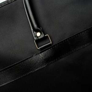 กระเป๋าใส่เสื้อผ้าแบบพับได้ คุณภาพพรีเมียม ผลิตจากผ้าแคนวาส ทนทานต่อการใช้งาน เหมาะสำหรับการเดินทาง พร้อมช่องใส่รองเท้า กันน้ำ รุ่น LCGB-0031 รับผลิตแบบ OEM - Product Image 5