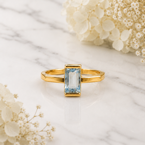 Bague Solitaire Classique pour Femme en Argent Sterling 925 Massif Plaqué Or Jaune avec Topaze Bleue et Pierre Précieuse Baguette Sertie en Bezel – Vente en Gros - Product Image 1