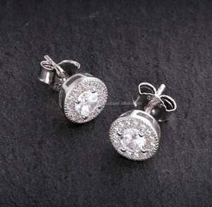 Dévoilez l'élégance intemporelle avec nos boucles d'oreilles de luxe en or 18 carats avec diamants fabriqués avec précision et brillance certifiée - Product Image 1