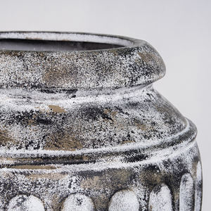 Jarrón de tonos neutros con acabado envejecido, añade encanto a la decoración Bohemia o de cabaña con forma redonda para maceta de jardín - Product Image 4