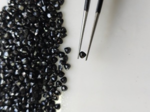 Spinelle noire naturelle 3MM taille cœur, pierre précieuse de qualité supérieure pour la fabrication de bijoux - Product Image 1