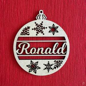 Adorno Navideño de Madera Personalizado, Diseño Circular Cortado con Láser, con Nombre Carolyn, para Decoración Navideña - Product Image 5