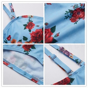 Ensemble de yoga 2 pièces imprimé papillon bleu avec finition dorée, body à col en V profond et jupe portefeuille longueur genou - Product Image 2