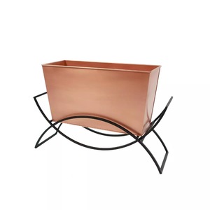 Vase de sol moderne Glided Bloom gris et noir sur support en métal noir, design minimaliste, fabrication artisanale - Product Image 1