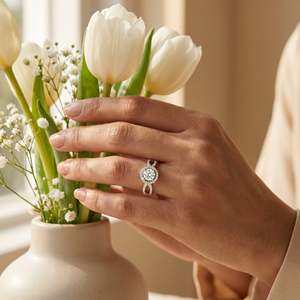 แหวนเงินประดับมอสซาไนต์ทรงกลมทรงหรูหรา ดีไซน์แบบ Halo Pave Setting ขาแหวนแยกสีทูโทน แหวนหมั้นและแต่งงานสุดหรูสำหรับผู้หญิง - Product Image 1