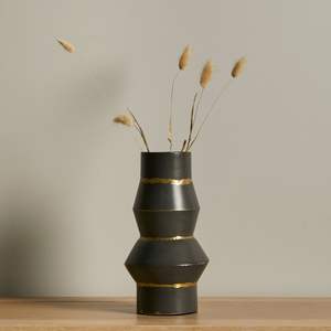 Florero Metálico Minimalista para Decoración de Apartamentos Modernos con Líneas Limpias, Textura Sutil y Estilo Contemporáneo - Product Image 4