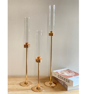 Ensemble de bougeoirs contemporains en métal doré avec cylindre en verre, support décoratif pour intérieur moderne - Product Image 1