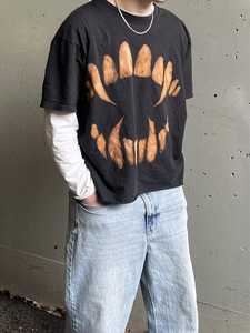 T-shirt noir oversize pour homme avec imprimé patte d'animal marron, manches courtes, col rond, coupe décontractée en jersey, 100 % coton respirant, motif devant - Product Image 3