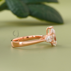 Bague de fiançailles à trois pierres en diamant de laboratoire taille poire 1,55 ct, monture en or rose, pierres latérales en forme de goutte, élégante pour mariage - Product Image 2
