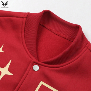 Chaqueta Varsity Roja Vintage con Parches de Estrellas, Chaqueta Letterman con Bordado Personalizado, Chaqueta Bomber de Forro Polar para Hombre, Estilo Urbano - Product Image 4