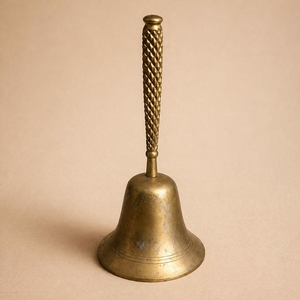 Campana tradicional de latón para puja con un pequeño adorno de toro sagrado esculpido en la parte superior, disponible a precios de mayorista. - Product Image 2