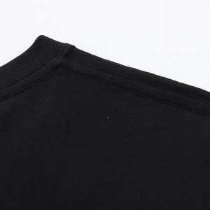 Maqueta de Camiseta Negra Lisa con Cuello Redondo y Modelo Masculino Joven y Atractivo - Product Image 3