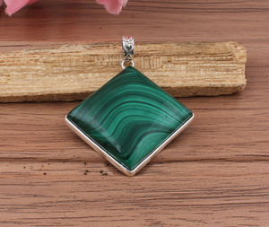 Pendentif en malachite naturelle, argent sterling 925 plaqué platine, véritable pierre précieuse verte à bandes, collier vintage avec sertissage en bezel - Product Image 1