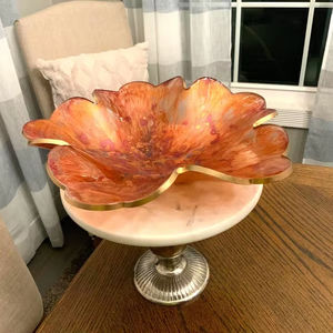 Cuenco de resina de alta gama con patrón espiral multicolor, diseñado para ser un centro de mesa decorativo en espacios de vida de lujo. - Product Image 1