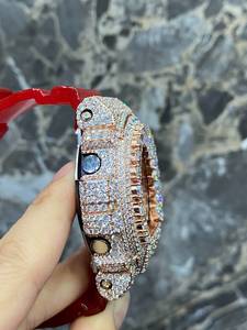 Reloj Analógico de Lujo Rojo con Incrustaciones de Dientes de Tiburón, Bisel de Moissanita, Correa de Acero Inoxidable, Movimiento de Cuarzo, Estilo de Joyería Personalizada - Product Image 2