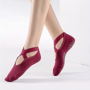 Chaussettes de sport antidérapantes en coton extensible respirant et confortable pour yoga, pilates et fitness, idéales pour l'entraînement en intérieur - Product Image 4