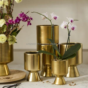 Vase à fleurs en métal sculpté d'inspiration naturelle conçu pour les artistes floraux de maisons vertes ou les thèmes de jardin zen - Product Image 5