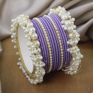 Ensemble de bracelets ornés de perles violettes et d'accentuations dorées pour femmes - Product Image 1
