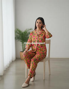 Ensemble pyjama d'été en coton imprimé floral fait main, jaune et rose vibrants, respirant, séchage rapide, chemise à manches longues et pantalon pour femme - Product Image 2