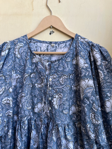 เดรสยาวลายดอกไม้ลำลองสำหรับผู้หญิง ผ้าฝ้ายพิมพ์ลายบล็อกอินเดีย แต่งลายปักและพู่ห้อย เหมาะสำหรับใส่ในฤดูร้อน - Product Image 4