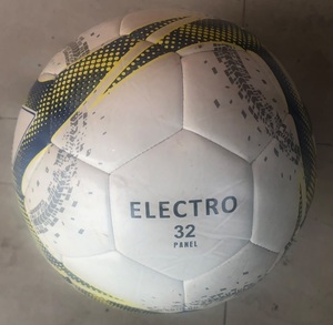 Ballon de football Leo Esports LEE 161 blanc et rouge, durable, fabriqué au Pakistan - Product Image 5