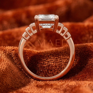 แหวนมอสซาไนต์ทรงเอเมอรัลด์สีโรสโกลด์สุดหรู แหวนวันครบรอบทรงบาแกตต์แบบไล่ระดับ ดีไซน์โดดเด่น เครื่องประดับคุณภาพสูง - Product Image 3