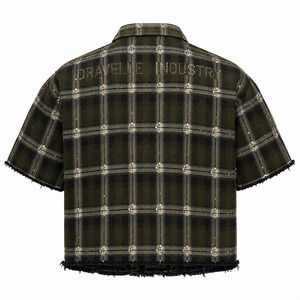 Chemise à carreaux oversize Y2K streetwear personnalisée avec ourlet brut, boutonnée, logo en strass et chenille, manches courtes, vente en gros - Product Image 5