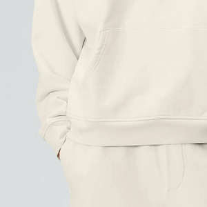 Sweat à capuche uni pour homme, design minimaliste avec manches longues, logo personnalisé et coutures durables - Product Image 3