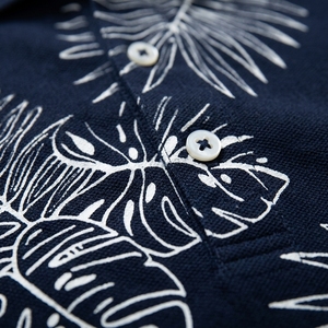 เสื้อโปโลแขนสั้นสีน้ำเงินกรมท่าสำหรับผู้ชาย พิมพ์ลายใบไม้เขตร้อนสีขาวด้วยเทคนิค Sublimation ผ้าฝ้ายอ๊อกซ์ฟอร์ดแบบลำลอง ระบายอากาศได้ดี - Product Image 6