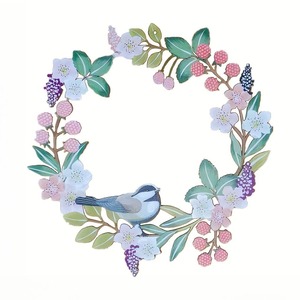 Magnifique couronne en métal peinte aux couleurs pastel, ornée d'un oiseau mignon, de baies rose pâle et de fleurs blanches, parfaite pour la décoration murale printanière. - Product Image 1