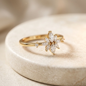 Anillo de Oro Amarillo de 10k, 14k, 18k con Diseño Floral, Diamante Cultivado en Laboratorio con Corte Marquesa en el Centro y Delicado Diamante Redondo Decorativo - Product Image 3