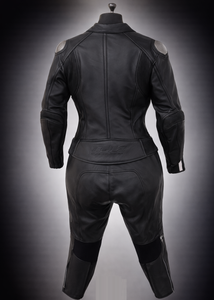 Combinaison de moto en cuir 2 pièces slim fit, dernier design, pour femme, en cuir de vache naturel, sans plaque, avec protections homologuées CE. - Product Image 3