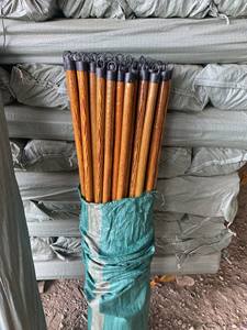 Fabricante directo de palos de escoba de madera para mangos de escoba, mangos de fregona y herramientas de limpieza con revestimiento de PVC con textura de madera. - Product Image 3
