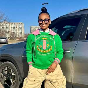 Sudadera con Capucha Unisex AKA Green Prep, Bordado Rosa Chenille con Letras Griegas, Ajuste Elegante y Premium - Product Image 6