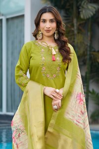 Traje de Pantalón Recto de Seda Viscosa de Lujo con Bordado Multihilo y Dupatta de Seda Muselina Estampada, Ropa Étnica India - Product Image 3