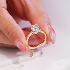 Bague de fiançailles classique en or avec diamant taille radiant pour femme - Product Image 4